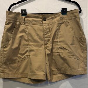 Women’s size 12 6” length Columbia Tan Cargo Shorts Durable Outdoor Essential